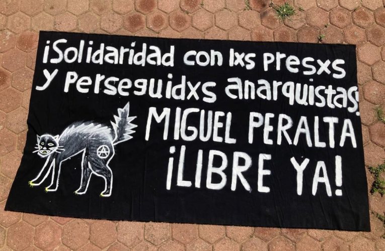 Colocación de una manta en Oaxaca por la Semana de Solidaridad con lxs Presxs Anarquistas
